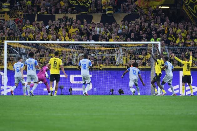 Fußball UEFA Champions League Ligaphase 1. Spieltag Borussia Dortmund - FC Villarreal am 08.09.2026 im Signal Iduna Park in Dortmund Tor zum 1:0 durch ein Eigentor von Renato Veiga ( Villarreal )