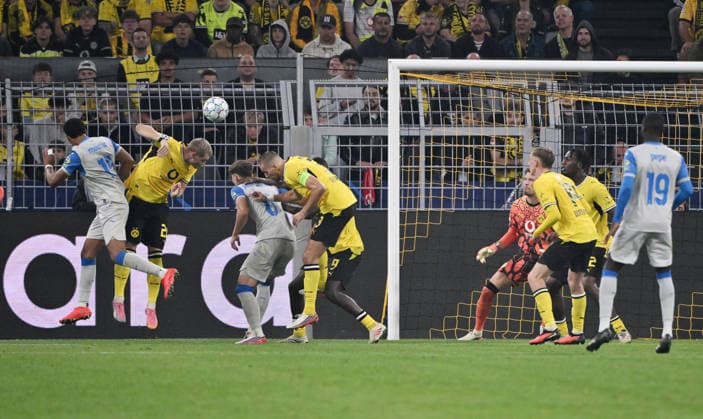 Santiago Mourino (FC Villarreal), li., erzielt mit diesem Kopfball das Tor zum 1:1 08.09.2026, Fussball Champions League 2026 2027, 1. Spieltag, Borussia Dortmund - FC Villarreal UEFA regulations prohibit any use of photographs as image sequences and or quasi-video Dortmund Signal Iduna Park Nordrhein Westfalen Deutschland