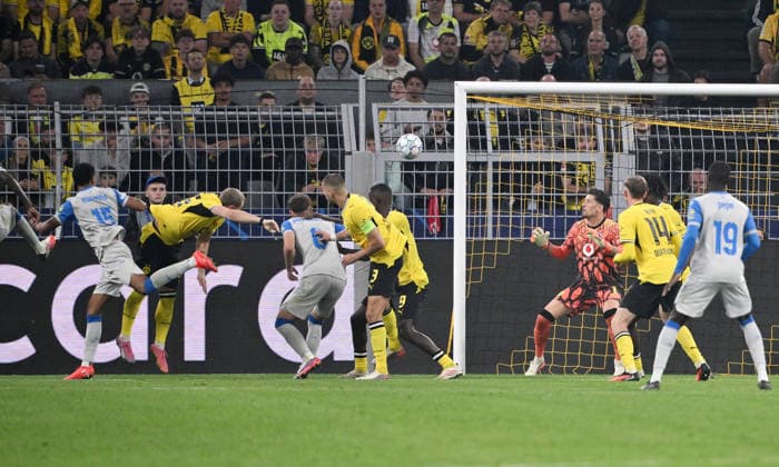 Santiago Mourino (FC Villarreal), li., erzielt mit diesem Kopfball das Tor zum 1:1 08.09.2026, Fussball Champions League 2026 2027, 1. Spieltag, Borussia Dortmund - FC Villarreal UEFA regulations prohibit any use of photographs as image sequences and or quasi-video Dortmund Signal Iduna Park Nordrhein Westfalen Deutschland