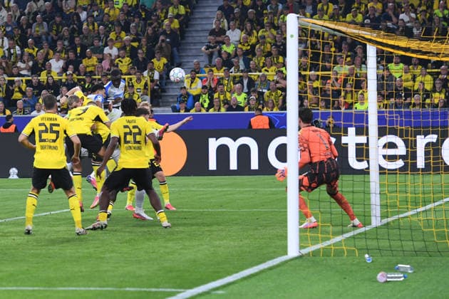 Fußball UEFA Champions League Ligaphase 1. Spieltag Borussia Dortmund - FC Villarreal am 08.09.2026 im Signal Iduna Park in Dortmund Tor zum 1:1 durch Santiago Mourino ( Villarreal )