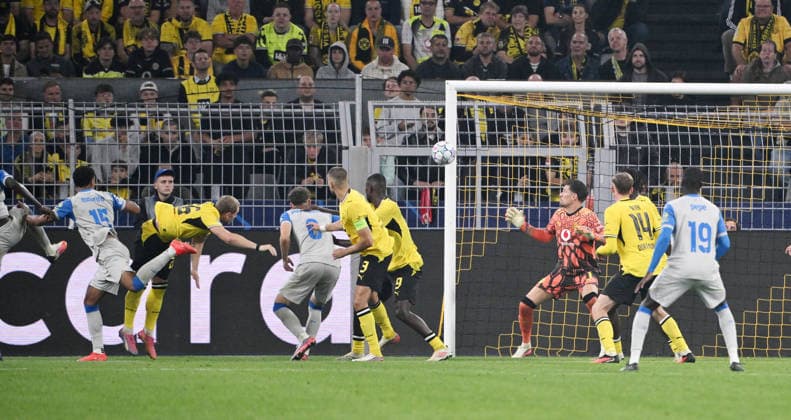 Santiago Mourino (FC Villarreal), li., erzielt mit diesem Kopfball das Tor zum 1:1 08.09.2026, Fussball Champions League 2026 2027, 1. Spieltag, Borussia Dortmund - FC Villarreal UEFA regulations prohibit any use of photographs as image sequences and or quasi-video Dortmund Signal Iduna Park Nordrhein Westfalen Deutschland