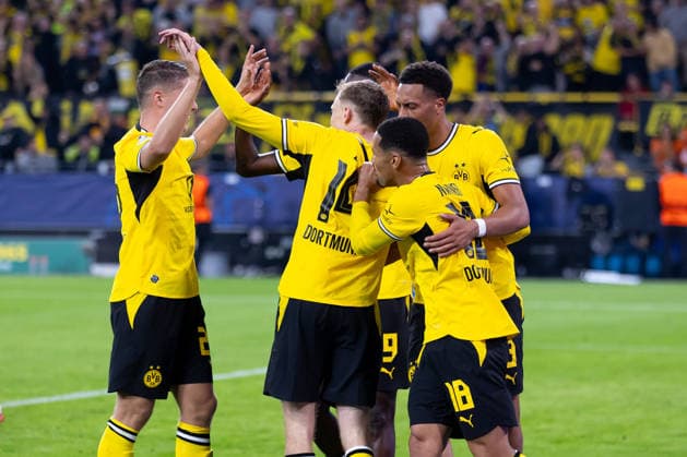 Dortmund, Deutschland 08. September 2026: UEFA Champions League - 2026 2027 - Ligaphase - Sp. 1 - Borussia Dortmund gegen FC Villarreal Im Bild: in der Mitte, Torschütze Maximilian Beier (BVB) jubelt nach seinem Tor zum 1:0 mit seinen Mannschaftskollegen Signal Iduna Park Nordrhein Westfalen Copyright: xFotostandx xZeisingx