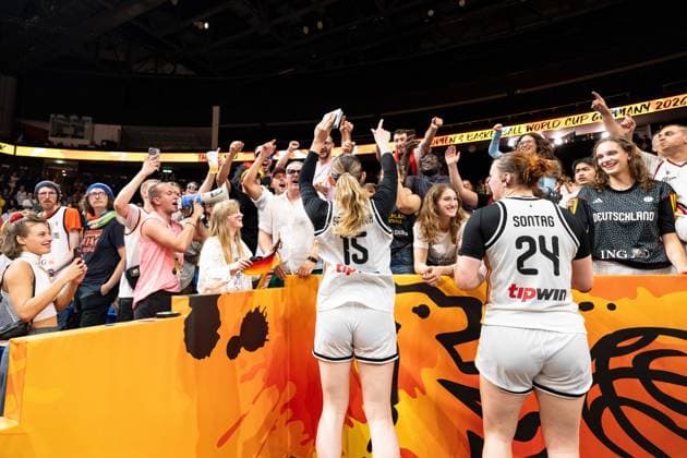 Luisa Geiselsoder (Deutschland, 15) und Lina Sontag (Deutschland, 24) jubelt Jubel nach Sieg Spielende mit den Fans, GER, Deutschland vs. Korea, Basketball, FIBA Women s World Cup 2026, Qualifikation fuers Viertelfinale, 08.09.2026 GER, Deutschland vs. Korea, Basketball, FIBA Women s World Cup 2026, Qualifikation fuers Viertelfinale, 08.09.2026 Berlin Copyright: xEibner-Pressefoto MaxxVincenx EP_MVN