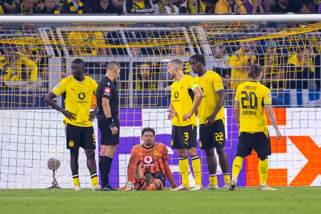 08.09.2026, Fussball, 1. Spieltag der UEFA Champions League, Borussia Dortmund - FC Villareal. Torwart Gregor Kobel (Borussia Dortmund) bleibt verletzt auf dem Boden sitzen. Dortmund Signal Iduna Park NRW Deutschland xRHR-FOTO DEx Copyright: DennisxEwert RHR-FOTOx RHR-FOTO DE