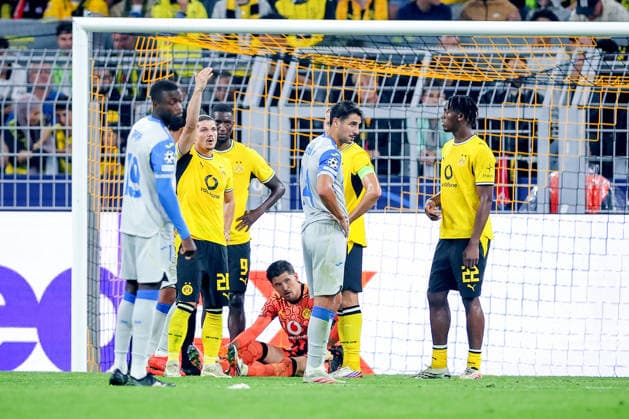 08.09.2026, Fußball, UEFA Championsleague, Borussia Dortmund - FC Villarreal, 1. Spieltag Champions League, Signal Iduna Park, Saison 2026 27: Torwart Gregor Kobel (BVB 01) sitzt ben ommen auf dem Spielfeld und muss medizinisch versorgt werden DFB regulations prohibit any use of photographs as image sequences and or quasi-video. Nordrhein-Westfalen Deutschland
