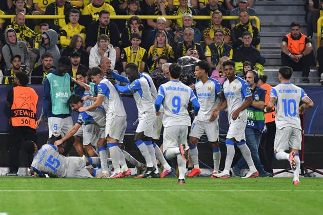 Santiago Mourino (CF Villarreal) Torjubel, jubelt mit seiner Mannschaft nach dem Treffer zum 1:1 waehrend des Spiels der UEFA Champions League 2026 2027 zwischen Borussia Dortmund und Villarreal CF, BVB Stadion am 08. September 2026 in Dortmund, Deutschland. (Foto von Ralf Treese DeFodi Images) +++ Santiago Mourino (CF Villarreal) celebrates after scoring his team™s first goal with teammates during the UEFA Champions League 2026 2027 match between Borussia Dortmund and Villarreal at BVB Stadion Dortmund on September 8, 2026 in Dortmund, Germany. (Photo by Ralf Treese DeFodi Images) -