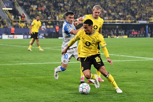 Ethan Nwaneri (Borussia Dortmund) in Aktion, am Ball, Einzelaktion waehrend des Spiels der UEFA Champions League 2026 2027 zwischen Borussia Dortmund und Villarreal CF, BVB Stadion am 08. September 2026 in Dortmund, Deutschland. (Foto von Ralf Treese DeFodi Images) +++ Ethan Nwaneri (Borussia Dortmund) controls the ball during the UEFA Champions League 2026 2027 match between Borussia Dortmund and Villarreal at BVB Stadion Dortmund on September 8, 2026 in Dortmund, Germany. (Photo by Ralf Treese DeFodi Images) -