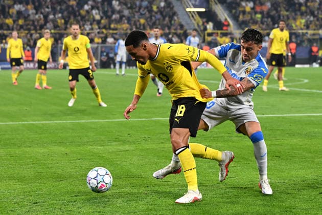 Ethan Nwaneri (Borussia Dortmund) und Alberto Moleiro (CF Villarreal) im Zweikampf waehrend des Spiels der UEFA Champions League 2026 2027 zwischen Borussia Dortmund und Villarreal CF, BVB Stadion am 08. September 2026 in Dortmund, Deutschland. (Foto von Ralf Treese DeFodi Images) +++ Ethan Nwaneri (Borussia Dortmund) und Alberto Moleiro (CF Villarreal) battle for the ball during the UEFA Champions League 2026 2027 match between Borussia Dortmund and Villarreal at BVB Stadion Dortmund on September 8, 2026 in Dortmund, Germany. (Photo by Ralf Treese DeFodi Images) -