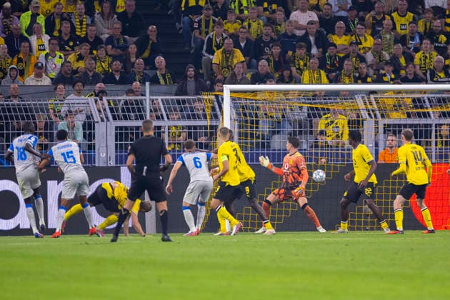 08.09.2026, Fussball, 1. Spieltag der UEFA Champions League, Borussia Dortmund - FC Villareal. Santiago Mourino (FC Villareal) trifft zum 1:1 per Kopfball gegen Torwart Gregor Kobel (Borussia Dortmund). Dortmund Signal Iduna Park NRW Deutschland xRHR-FOTO DEx Copyright: DennisxEwert RHR-FOTOx RHR-FOTO DE