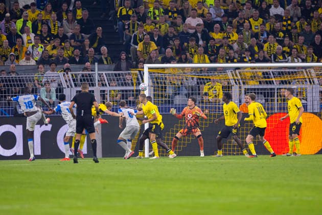 08.09.2026, Fussball, 1. Spieltag der UEFA Champions League, Borussia Dortmund - FC Villareal. Santiago Mourino (FC Villareal) trifft zum 1:1 per Kopfball gegen Torwart Gregor Kobel (Borussia Dortmund). Dortmund Signal Iduna Park NRW Deutschland xRHR-FOTO DEx Copyright: DennisxEwert RHR-FOTOx RHR-FOTO DE