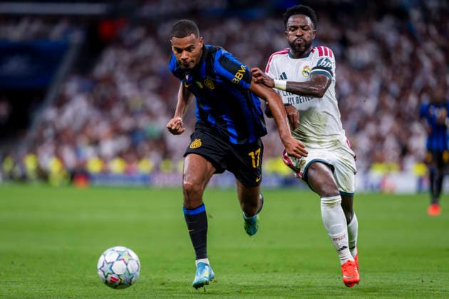 Real Madrid C.F. v FC Internazionale Milano - UEFA Champions League 2026 27 League Phase MD1 MADRID, SPAIN - SEPTEMBER 8: Andy Diouf of FC Internazionale Milano (L) is in action with the ball defended by Vinicius Junior of Real Madrid CF (R) during the UEFA Champions League 2026 27 League Phase MD1 match between Real Madrid C.F. and FC Internazionale Milano at Estadio Santiago Bernabeu on September 8, 2026 in Madrid, Spain. Madrid Estadio Bernabeu Madrid Spain Copyright: xAlbertoxGardinx AGardin_20260908_Foot_Cha_Rea_Mad_Inter_0194