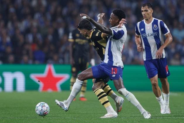 Enzo Fernandez of Manchester City and Pablo Rosario of FC Porto in action. Porto v Manchester City, UEFA Champions League, League Stage, Football, Estadio do Dragao, Porto, Portugal - 08 Sep 2026Porto Estadio do Dragao Portugal  Copyright: xMiguelxLemos Shutterstockx 17140155dt