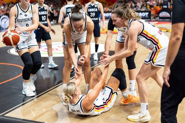 Alexandra Wilke (Deutschland, 03) am Boden, Clara Bielefeld (Deutschland, 25), Emily Bessoir (Deutschland, 22) und Britta Daub (Deutschland, 19) helfen hoch, GER, Deutschland vs. Korea, Basketball, FIBA Women s World Cup 2026, Qualifikation fuers Viertelfinale, 08.09.2026 GER, Deutschland vs. Korea, Basketball, FIBA Women s World Cup 2026, Qualifikation fuers Viertelfinale, 08.09.2026 Berlin Copyright: xEibner-Pressefoto MaxxVincenx EP_MVN