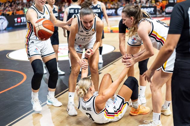 Alexandra Wilke (Deutschland, 03) am Boden, Clara Bielefeld (Deutschland, 25), Emily Bessoir (Deutschland, 22) und Britta Daub (Deutschland, 19) helfen hoch, GER, Deutschland vs. Korea, Basketball, FIBA Women s World Cup 2026, Qualifikation fuers Viertelfinale, 08.09.2026 GER, Deutschland vs. Korea, Basketball, FIBA Women s World Cup 2026, Qualifikation fuers Viertelfinale, 08.09.2026 Berlin Copyright: xEibner-Pressefoto MaxxVincenx EP_MVN