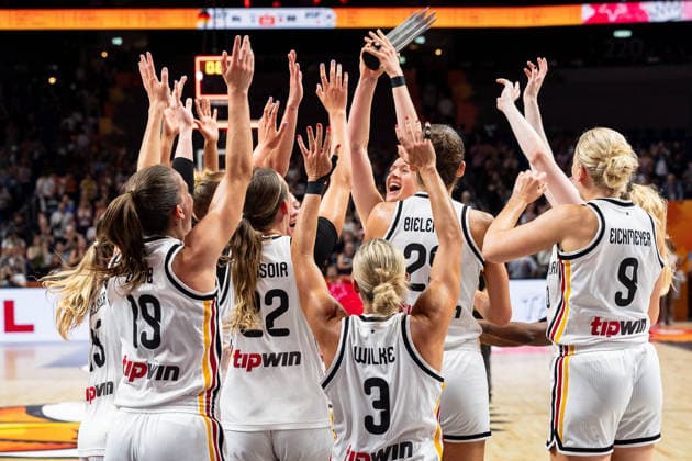 Marie Guelich (Deutschland, 21) Spielerin des Spiels mit der Trophaee jubelt Jubel mit der Mannschaft, Britta Daub (Deutschland, 19), Emily Bessoir (Deutschland, 22), Alexandra Wilke (Deutschland, 03), Clara Bielefeld (Deutschland, 25), Emma Eichmeyer (Deutschland, 09), GER, Deutschland vs. Korea, Basketball, FIBA Women s World Cup 2026, Qualifikation fuers Viertelfinale, 08.09.2026 GER, Deutschland vs. Korea, Basketball, FIBA Women s World Cup 2026, Qualifikation fuers Viertelfinale, 08.09.2026 Berlin Copyright: xEibner-Pressefoto MaxxVincenx EP_MVN