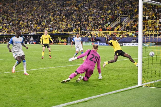 Serhou Guirassy (Borussia Dortmund), re., erzielt das Tor zum 2:1 08.09.2026, Fussball Champions League 2026 2027, 1. Spieltag, Borussia Dortmund - FC Villarreal UEFA regulations prohibit any use of photographs as image sequences and or quasi-video Dortmund Signal Iduna Park Nordrhein Westfalen Deutschland