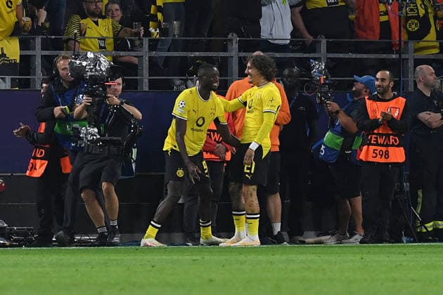 Serhou Guirassy (Borussia Dortmund) und Fabio Silva (Borussia Dortmund) Torjubel, jubelt mit seiner Mannschaft nach dem Treffer zum 2:1 waehrend des Spiels der UEFA Champions League 2026 2027 zwischen Borussia Dortmund und Villarreal CF, BVB Stadion am 08. September 2026 in Dortmund, Deutschland. (Foto von Ralf Treese DeFodi Images) +++ Serhou Guirassy (Borussia Dortmund) und Fabio Silva (Borussia Dortmund) celebrates after scoring his team™s second goal with teammates during the UEFA Champions League 2026 2027 match between Borussia Dortmund and Villarreal at BVB Stadion Dortmund on September 8, 2026 in Dortmund, Germany. (Photo by Ralf Treese DeFodi Images) -