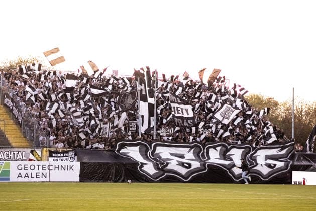 VfR Aalen vs. SSV Ulm 1846 Fußball, Fussball, Regionalliga Südwest, 6. Spieltag, Bediani-Arena Aalen 08.09.26 Fans SSV Ulm 1846 Fußball mit einer Choreo Choreographie im Gästeblock Fanblock VfR Aalen vs. SSV Ulm 1846 Fußball, Fussball, Regionalliga Südwest, 6. Spieltag, Bediani-Arena Aalen 08.09.26 Foto: Lucca Fundel Aalen Bediani-Arena Baden-Württemberg Deutschland