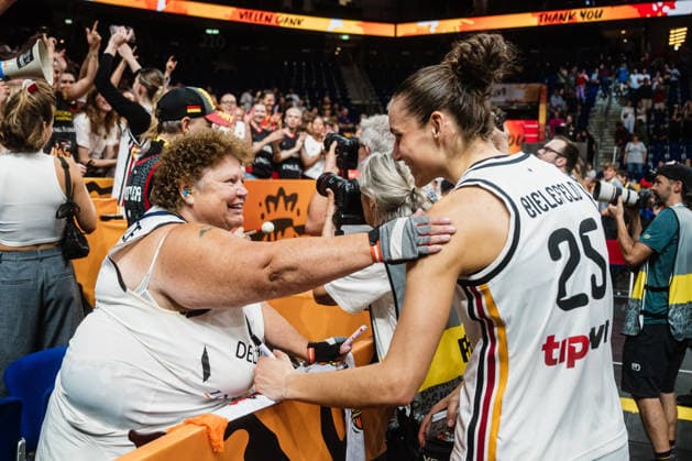 FIBA Women™s Basketball World Cup 2026: Deutschland vs. Südkorea, 08.09.2026 Clara Bielefeld (Deutschland, 25) gibt eine Unterschrift, wird berührt von einem Fan; Basketball, FIBA Women™s Basketball World Cup 2026, Final Phase, Qualifikation fürs Viertelfinale: Deutschland vs. Südkorea am 08.09.2026 in der Uber Arena, Berlin Copyright: xBEAUTIFULxSPORTS Tonhäuserx