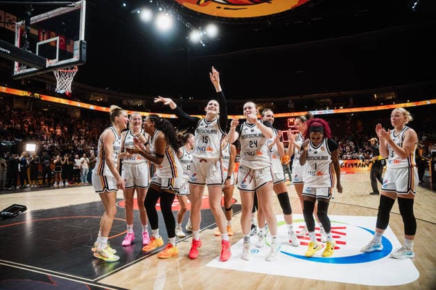 Sport Bilder des Tages #2 FIBA Women™s Basketball World Cup 2026: Deutschland vs. Südkorea, 08.09.2026 Deutschland jubelt, feiert, jubelt, JUBEL, Leonie Fiebich (Deutschland, 13), Marie Gülich (Deutschland, 21), Nyara Sabally (Deutschland, 8), Luisa Geiselsoder (Deutschland, 15), Lina Sontag (Deutschland, 24), Alexis Peterson (Deutschland, 1), Emma Eichmeyer (Deutschland, 9); Basketball, FIBA Women™s Basketball World Cup 2026, Final Phase, Qualifikation fürs Viertelfinale: Deutschland vs. Südkorea am 08.09.2026 in der Uber Arena, Berlin Copyright: xBEAUTIFULxSPORTS Tonhäuserx