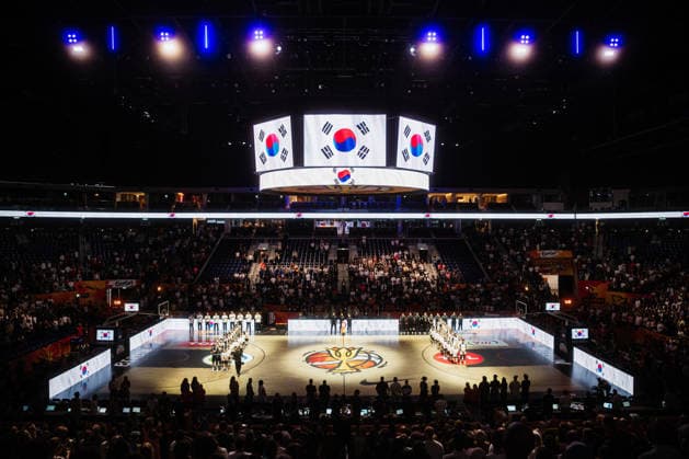 FIBA Women™s Basketball World Cup 2026: Deutschland vs. Südkorea, 08.09.2026 Hymne von Korea, Weitwinkel von oben, beide Mannschaften stehen auf dem Feld; Basketball, FIBA Women™s Basketball World Cup 2026, Final Phase, Qualifikation fürs Viertelfinale: Deutschland vs. Südkorea am 08.09.2026 in der Uber Arena, Berlin Copyright: xBEAUTIFULxSPORTS Tonhäuserx