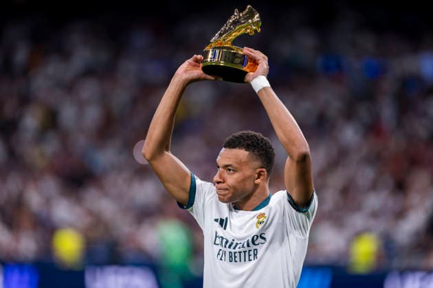 Real Madrid C.F. v FC Internazionale Milano - UEFA Champions League 2026 27 League Phase MD1 MADRID, SPAIN - SEPTEMBER 8: Kylian Mbappe of Real Madrid poses for a photo with the 2025 26 UEFA Champions League Top Scorer award before the UEFA Champions League 2026 27 League Phase MD1 match between Real Madrid C.F. and FC Internazionale Milano at Estadio Santiago Bernabeu on September 8, 2026 in Madrid, Spain. Madrid Estadio Bernabeu Madrid Spain Copyright: xAlbertoxGardinx AGardin_20260908_Foot_Cha_Rea_Mad_Inter_0244