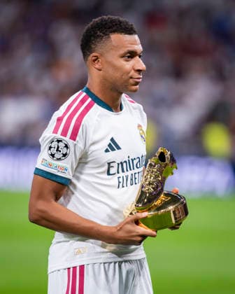 Real Madrid C.F. v FC Internazionale Milano - UEFA Champions League 2026 27 League Phase MD1 MADRID, SPAIN - SEPTEMBER 8: Kylian Mbappe of Real Madrid poses for a photo with the 2025 26 UEFA Champions League Top Scorer award before the UEFA Champions League 2026 27 League Phase MD1 match between Real Madrid C.F. and FC Internazionale Milano at Estadio Santiago Bernabeu on September 8, 2026 in Madrid, Spain. Madrid Estadio Bernabeu Madrid Spain Copyright: xAlbertoxGardinx AGardin_20260908_Foot_Cha_Rea_Mad_Inter_0245
