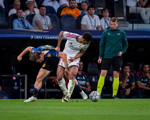 Real Madrid C.F. v FC Internazionale Milano - UEFA Champions League 2026 27 League Phase MD1 MADRID, SPAIN - SEPTEMBER 8: Piotr Zielinski of FC Internazionale (L) fights for the ball against Jude Bellingham of Real Madrid CF (R) during Milano the UEFA Champions League 2026 27 League Phase MD1 match between Real Madrid C.F. and FC Internazionale Milano at Estadio Santiago Bernabeu on September 8, 2026 in Madrid, Spain. Madrid Estadio Bernabeu Madrid Spain Copyright: xAlbertoxGardinx AGardin_20260908_Foot_Cha_Rea_Mad_Inter_0247