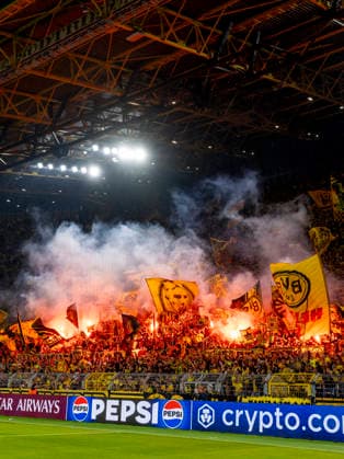 DORTMUND - supporters of Borussia Dortmund set off flares during the warm-up ahead of the UEFA Champions League match between Borussia Dortmund and Villarreal at BVB Stadion Dortmund on 8 September 2026 in Dortmund, Germany. (Photo by DeFodi Images) -