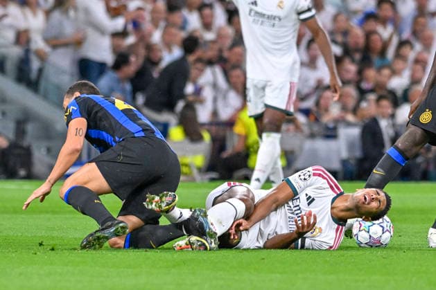 September 8, 2026, Madrid, Madrid, Spain: 5 JUDE BELLINGHAM of Real Madrid CF is called for a foul by 20 HAKAN CALHANOGLU of F. C. Internazionale Milano during the match on Matchday 1 of the group stage of the 2026 27 UEFA Champions League between REAL MADRID C.F. and F.C. INTERNAZIONALE MILANO, played at the Bernabo u Stadium on September 8, 2026, in Madrid, Spain. Madrid Spain - ZUMAc312 20260908_zsp_c312_344 Copyright: xOscarxManuelxSanchezx