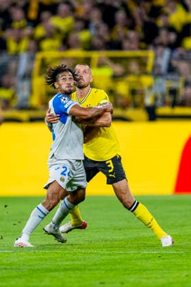 DORTMUND - (l-r) Villarreal CF midfielder Nathan Saliba and Borussia Dortmund defender Waldemar Anton during the UEFA Champions League match between Borussia Dortmund and Villarreal at BVB Stadion Dortmund on 8 September 2026 in Dortmund, Germany. (Photo by DeFodi Images) -