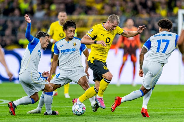 DORTMUND - (l-r) Villarreal CF forward Georges Mikautadze, Villarreal CF midfielder Nathan Saliba and Borussia Dortmund defender Julian Ryerson during the UEFA Champions League match between Borussia Dortmund and Villarreal at BVB Stadion Dortmund on 8 September 2026 in Dortmund, Duitsland. (Photo by DeFodi Images) -