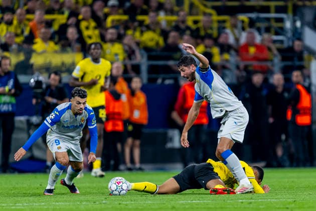 DORTMUND - (l-r) Villarreal CF forward Georges Mikautadze, Borussia Dortmund midfielder Felix Nmecha and Villarreal CF midfielder Santi Comesana during the UEFA Champions League match between Borussia Dortmund and Villarreal at BVB Stadion Dortmund on 8 September 2026 in Dortmund, Germany. (Photo by DeFodi Images) -