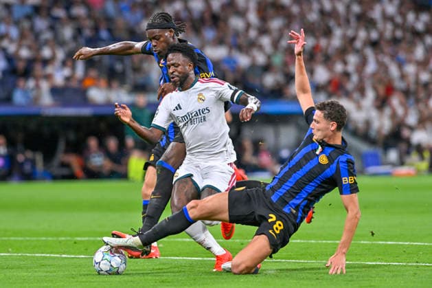 September 8, 2026, Madrid, Madrid, Spain: 7 VINICIUS JUNIOR of Real Madrid CF is fouled 28 BENJAMIN PAVARD of F. C. Internazionale Milano during the match on Matchday 1 of the group stage of the 2026 27 UEFA Champions League between REAL MADRID C.F. and F.C. INTERNAZIONALE MILANO, played at the Bernabo u Stadium on September 8, 2026, in Madrid, Spain. Madrid Spain - ZUMAc312 20260908_zsp_c312_373 Copyright: xOscarxManuelxSanchezx