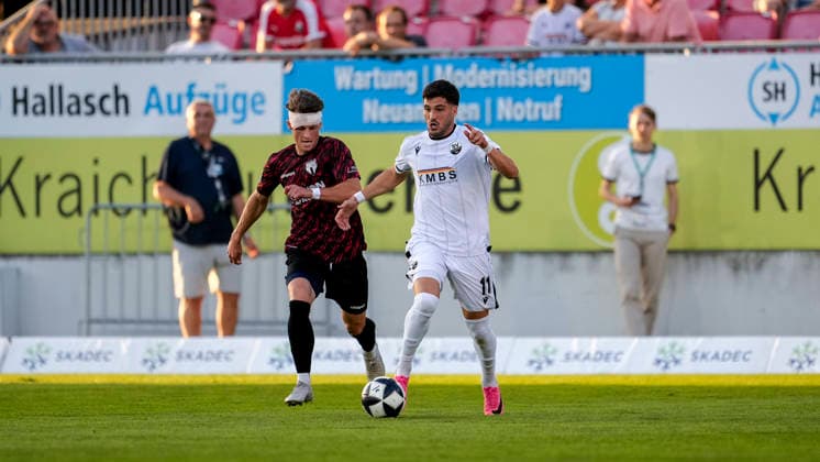 v.li.: Linus Weik (SGV, 14), Mert Tasdelen (SVS, 11), Zweikampf, Spielszene, Duell, duel, tackle, tackling, Dynamik, Action, Aktion, 08.09.2026, Sandhausen (Deutschland), Fussball, Regionalliga Südwest, SV Sandhausen - SGV Heilbronn-Freiberg