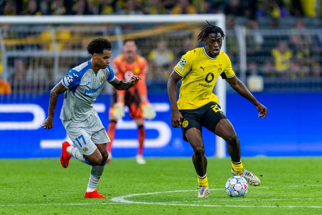 DORTMUND - (l-r) Villarreal CF forward Tajon Buchanan and Borussia Dortmund defender Joane Gadou during the UEFA Champions League match between Borussia Dortmund and Villarreal at BVB Stadion Dortmund on 8 September 2026 in Dortmund, Duitsland. (Photo by DeFodi Images) -