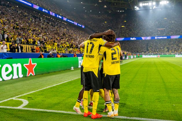 DORTMUND - Borussia Dortmund forward Serhou Guirassy, Borussia Dortmund midfielder Carney Chukwuemeka, Borussia Dortmund forward Fabio Silva celebrate the 3-1 during the UEFA Champions League match between Borussia Dortmund and Villarreal at BVB Stadion Dortmund on 8 September 2026 in Dortmund, Duitsland. (Photo by DeFodi Images) -