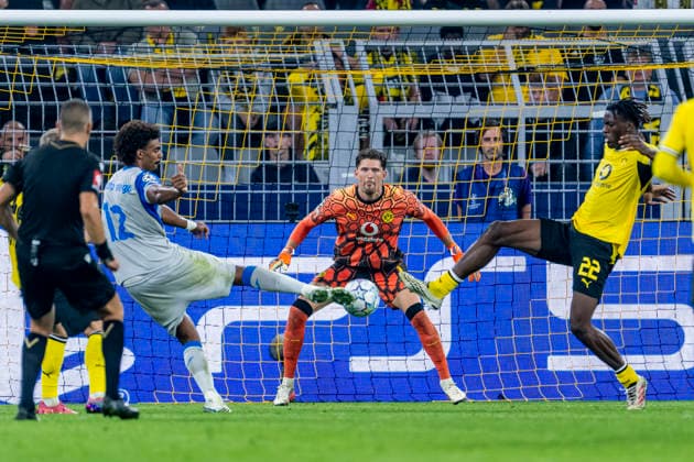 DORTMUND - Borussia Dortmund goalkeeper Gregor Kobel during the UEFA Champions League match between Borussia Dortmund and Villarreal at BVB Stadion Dortmund on 8 september 2026 in Dortmund, Duitsland. (Photo by DeFodi Images) -