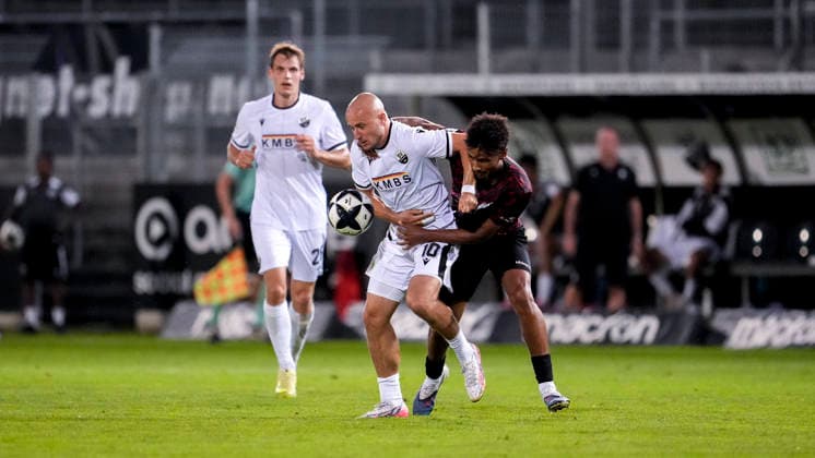 v.li.: Felix Lohkemper (SVS, 10), James Ojiekhai (SGV, 13), Zweikampf, Spielszene, Duell, duel, tackle, tackling, Dynamik, Action, Aktion, 08.09.2026, Sandhausen (Deutschland), Fussball, Regionalliga Südwest, SV Sandhausen - SGV Heilbronn-Freiberg