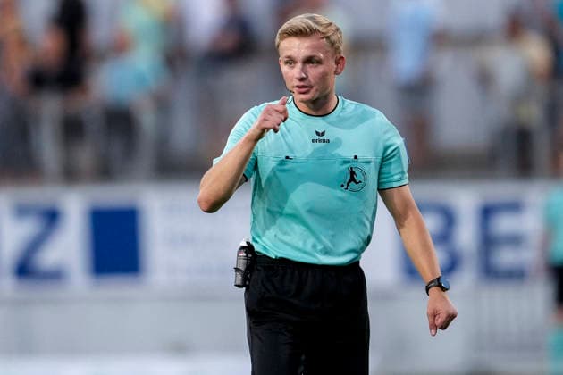 Sebastian Hilsberg (Schiedsrichter), gibt Anweisungen, gestikuliert, mit den Armen gestikulieren, Einzelbild, Einzelfoto, Aktion, Action, 08.09.2026, Sandhausen (Deutschland), Fussball, Regionalliga Südwest, SV Sandhausen - SGV Heilbronn-Freiberg