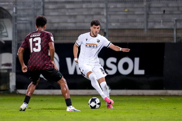 v.li.: James Ojiekhai (SGV, 13), Mert Tasdelen (SVS, 11), Zweikampf, Spielszene, Duell, duel, tackle, tackling, Dynamik, Action, Aktion, 08.09.2026, Sandhausen (Deutschland), Fussball, Regionalliga Südwest, SV Sandhausen - SGV Heilbronn-Freiberg