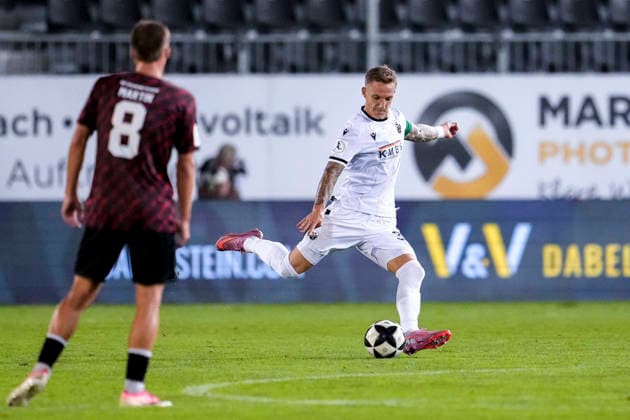 v.li.: Michael Martin (SGV, 8), Marco Kehl-Gomez (SVS, 33) am Ball, Aktion, Action, Spielszene, 08.09.2026, Sandhausen (Deutschland), Fussball, Regionalliga Südwest, SV Sandhausen - SGV Heilbronn-Freiberg