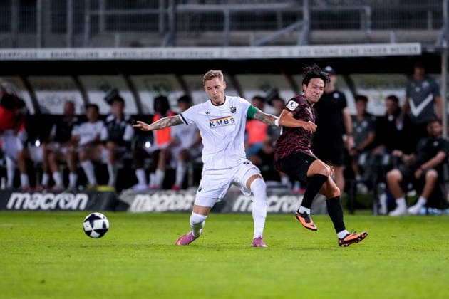 v.li.: Marco Kehl-Gomez (SVS, 33), Gwangin Lee (Gwang-in, SGV, 17), Zweikampf, Spielszene, Duell, duel, tackle, tackling, Dynamik, Action, Aktion, 08.09.2026, Sandhausen (Deutschland), Fussball, Regionalliga Südwest, SV Sandhausen - SGV Heilbronn-Freiberg