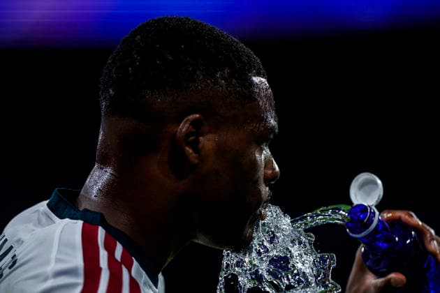 Real Madrid CF vs Inter de Milan - UEFA Champions League - 08 09 2026 Denzel Dumfries of Real Madrid CF drinking water during the UEFA Champions League match between Real Madrid CF and Inter de Milan at Santiago Bernabeu Stadium on September 08, 2026 in Madrid, Spain. Madrid Spain Copyright: xPabloxGarciaxSacristan PGSxPhotoxAgencyx