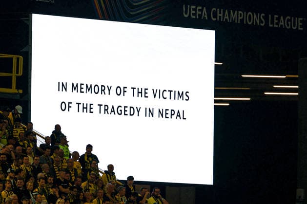 UEFA Champions League - Borussia Dortmund - FC Villarreal am 08.09.2026 im Signal Iduna Park in Dortmund Anzeigetafel Videoleinwand in Gedenken an die Opfer von Nepal - in memory of the victims of the tragedy in Nepal