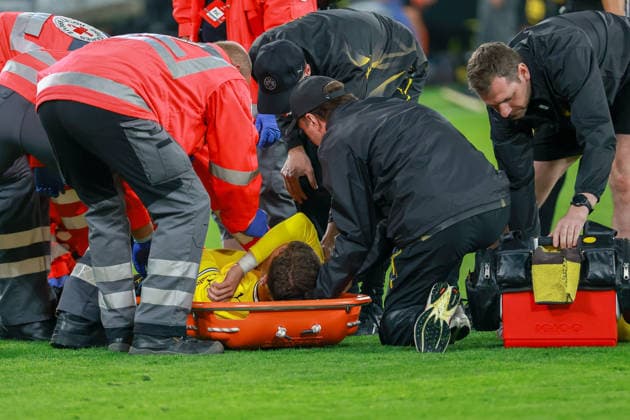 UEFA Champions League - Borussia Dortmund - FC Villarreal am 08.09.2026 im Signal Iduna Park in Dortmund Konstantinos Karetsas (Dortmund 19) auf einer Trage - Verletzt, Verletzung, Schmerzen