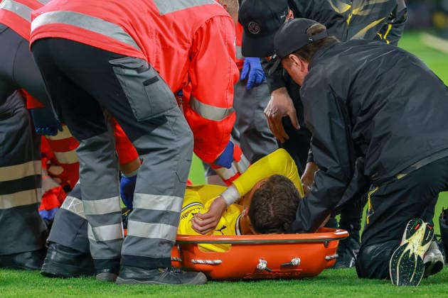 UEFA Champions League - Borussia Dortmund - FC Villarreal am 08.09.2026 im Signal Iduna Park in Dortmund Konstantinos Karetsas (Dortmund 19) auf einer Trage - Verletzt, Verletzung, Schmerzen