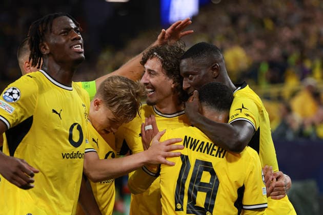 UEFA Champions League - Borussia Dortmund - FC Villarreal am 08.09.2026 im Signal Iduna Park in Dortmund Jubel, Torjubel, Torschuetze, Torschütze Serhou Guirassy (Dortmund 9) jubelt nach seinem Tor zum 2 zu 1 mit Fabio Silva (Dortmund 21) , Ethan Nwaneri (Dortmund 18) , Joane Gadou (Dortmund 22)