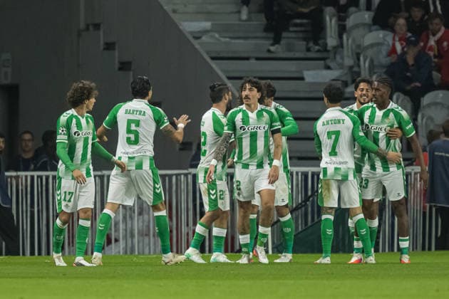 Rodrigo Riquelme, Marc Bartra, Isco, Hector Bellerin,Antony and Diego Conde celebrating after goal seen during the during UEFA Champions League 26 27 League Phase - Matchday 1 match between teams of LOSC Lille and Real Betis Balompie (Jan Borys Ball Raw Images) Lille Decathlon Arena Stade Pierre-Mauroy France Copyright: xJanxBorysx janborys_lille_betis_26 27-6