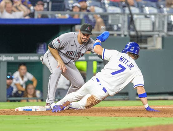 SEP 8, 2026: Kansas City Royals shortstop Bobby Witt Jr. (7) steals third base after a throwing error in the 10th inning against the Diamondbacks at Kauffman Stadium Kansas City, MO. CSM Kansas City United States - ZUMAc04_ 20260908_zma_c04_036 Copyright: xRomanxPunox